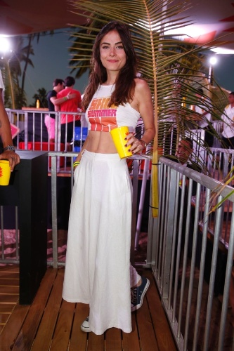 3.jan.2015 - De barriga de fora, a atriz Maria Casadevall apareceu com um novo visual, cabelos mais compridos, em uma festa em Porto de Galinhas, em Pernambuco