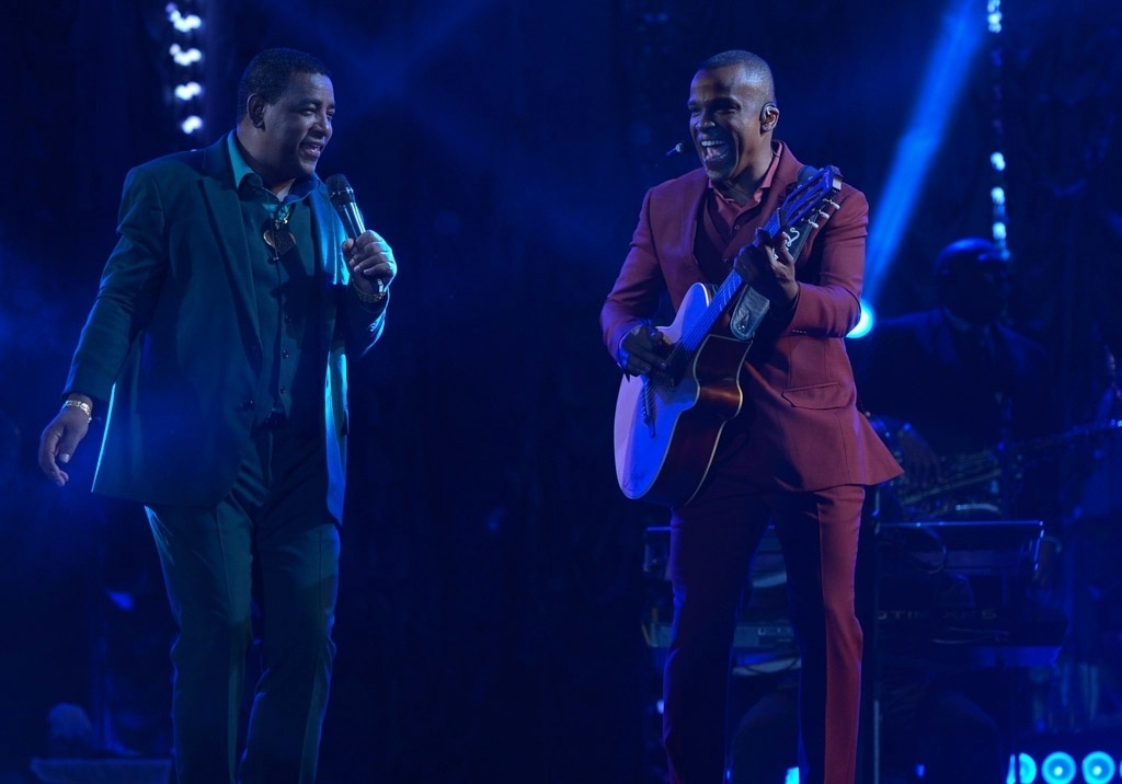 3.jan.2015 - Luiz Carlos, do Raça Negra, e Alexandre Pires, do Só Pra Contrariar, cantam no festival Verão Jequitimar 2015, no Guarujá. Projeto Gigantes do Samba reúne os dois grupos, ícones do pagode nos anos 1990 - Francisco Cepeda/AGNews