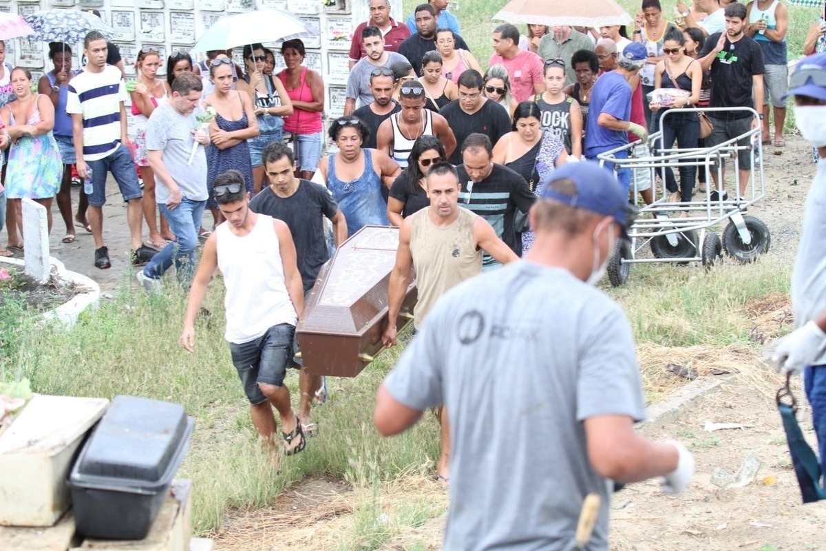4.jan.2015 - Elias Gabriel da Silva, de 28 anos, filho do cantor Zeca Pagodinho, é enterrado no cemitério de Irajá, no Rio - Johnson Parraguez/Photo Rio News