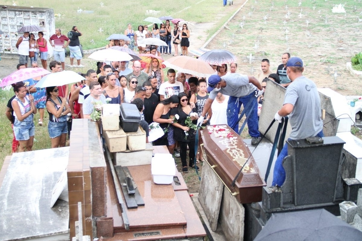 4.jan.2015 - Elias Gabriel da Silva, de 28 anos, filho do cantor Zeca Pagodinho, é enterrado no cemitério de Irajá, no Rio - Johnson Parraguez/Photo Rio News