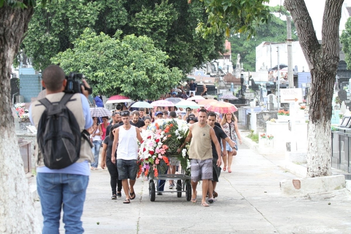 4.jan.2015 - Elias Gabriel da Silva, de 28 anos, filho do cantor Zeca Pagodinho, é enterrado no cemitério de Irajá, no Rio - Johnson Parraguez/Photo Rio News