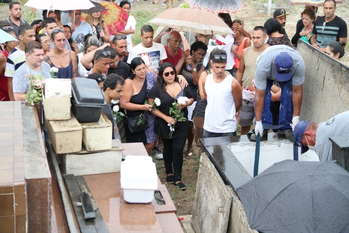 4.jan.2015 - Elias Gabriel da Silva, de 28 anos, filho do cantor Zeca Pagodinho, é enterrado no cemitério de Irajá, no Rio - Johnson Parraguez/Photo Rio News