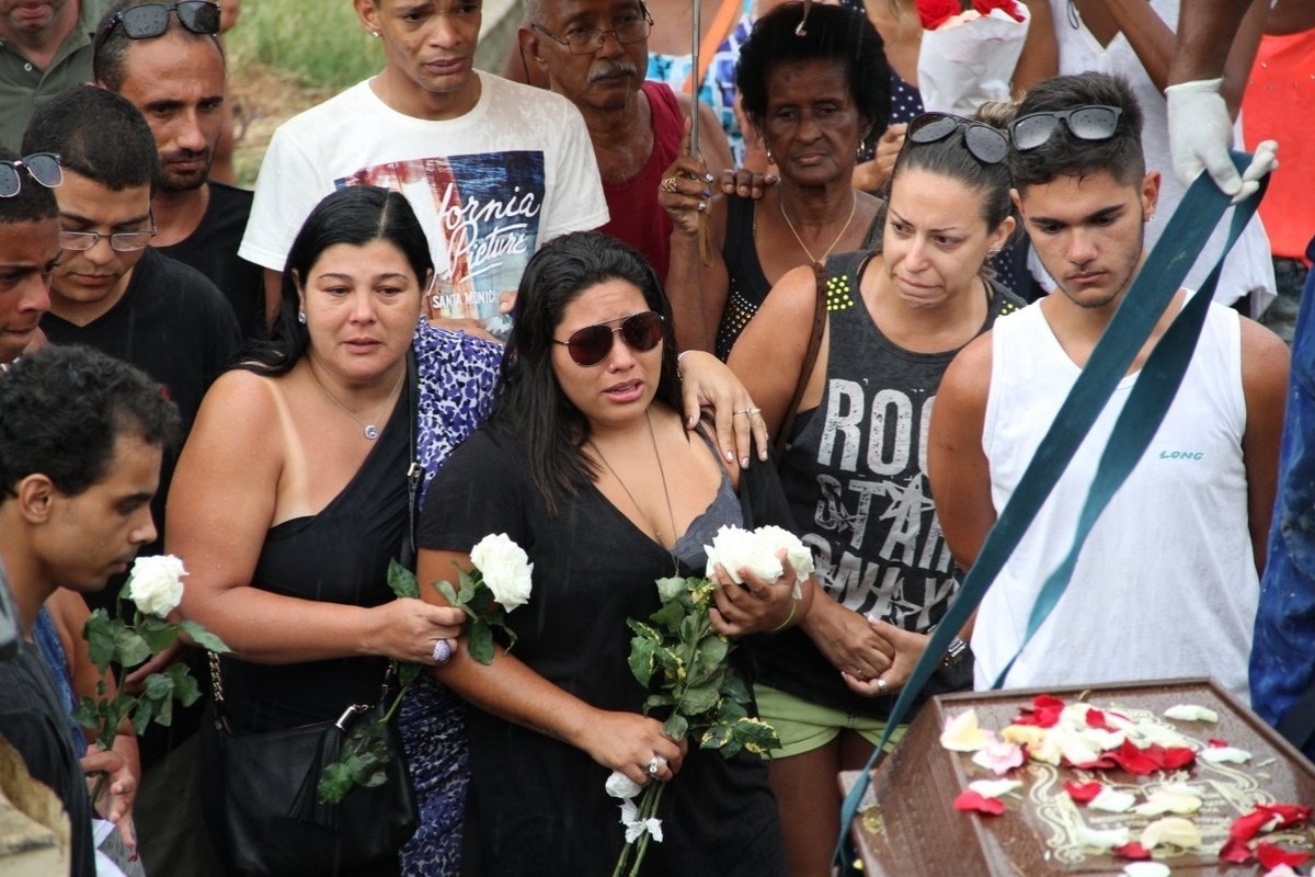 4.jan.2015 - Elias Gabriel da Silva, de 28 anos, filho do cantor Zeca Pagodinho, é enterrado no cemitério de Irajá, no Rio. O cantor passou mal e não acompanhou a cerimônia - Johnson Parraguez/Photo Rio News