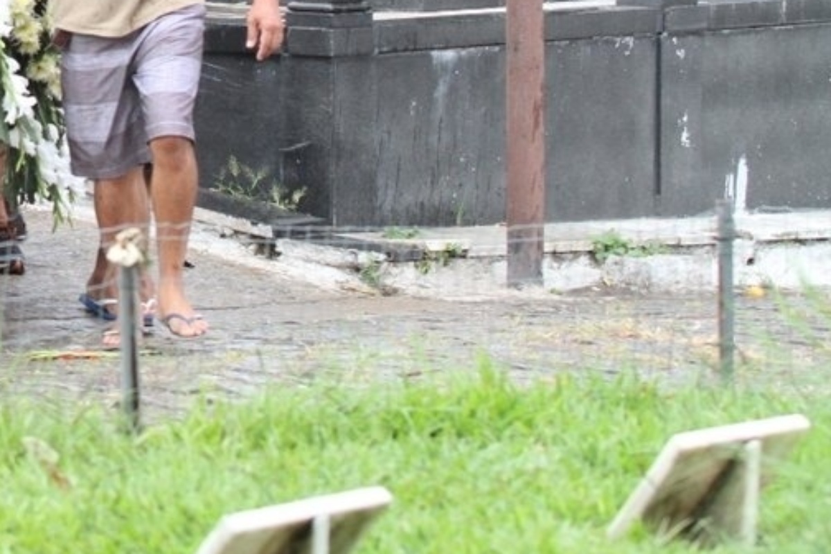 4.jan.2015 - Sob muita comoção, Elias Gabriel da Silva, de 28 anos, filho do cantor Zeca Pagodinho, é enterrado no cemitério de Irajá, no Rio. O cantor passou mal e não acompanhou a cerimônia - Johnson Parraguez/Photo Rio News