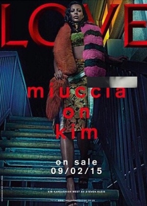 Kim Kardashian aparece diferente na capa da revista "Love"