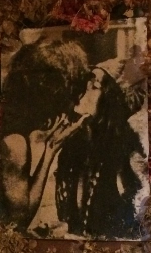 5.jan.2015 - Na parede do Templo do Rock, Serguei exibe uma foto dele beijando a cantora Janis Joplin