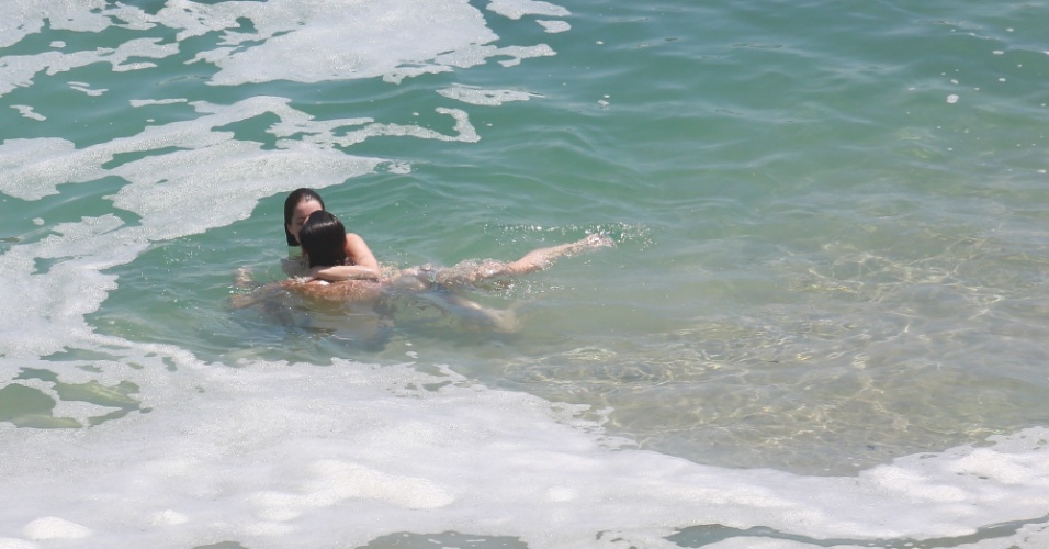 06.jan.2015- Nathalia Dill e Sergio Guizé, que vivem um par romântico na novela Alto Astral, foram clicados trocando diversos beijos durante um mergulho no mar