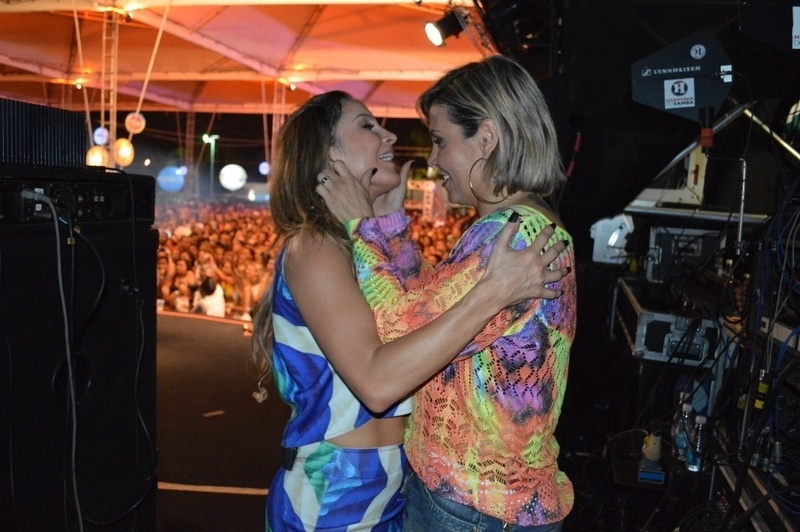 5.jan.2015 - Após se apresentar, Claudia Leitte agradece e abraça Carla Perez nos bastidores do ensaio do Harmonia do Samba para o verão 2015, no Wet'n Wild, em Salvador, nesta segunda-feira