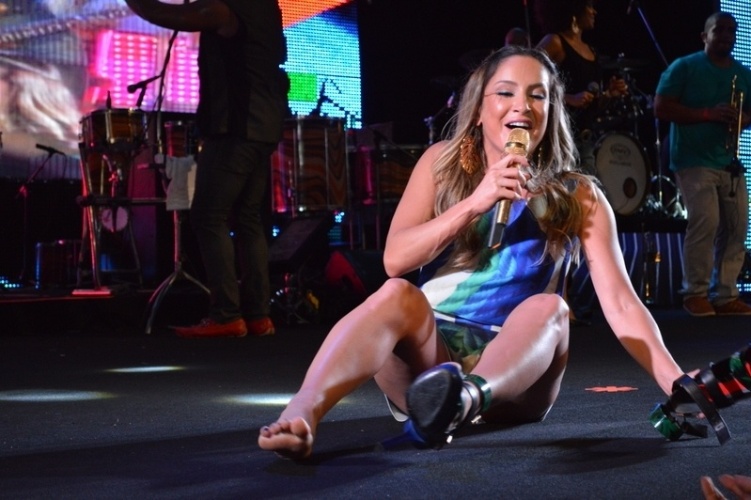 5.jan.2015 - Claudia Leitte senta no palco para tirar as sandálias no ensaio do Harmonia do Samba para o verão 2015, no Wet'n Wild, em Salvador, nesta segunda-feira