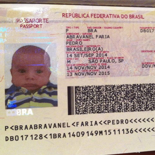 5.jan.2015 - Patrícia Abravanel mostra foto do passaporte do filho Pedro com os dados do primeiro documento do bebê de apenas três meses
