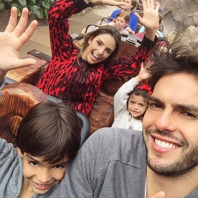 6.jan.2014 - Carol Celico publicou um registro das férias ao lado de Kaká e dos filhos, Isabella e Luca, nesta terça-feira (6)