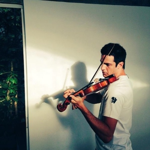 6.jan.2015 - Mateus Solano tem se dedicado ao estudo do violino. O ator publicou uma imagem em sua conta no Instagram em que aparece compenetrado, treinando o instrumento