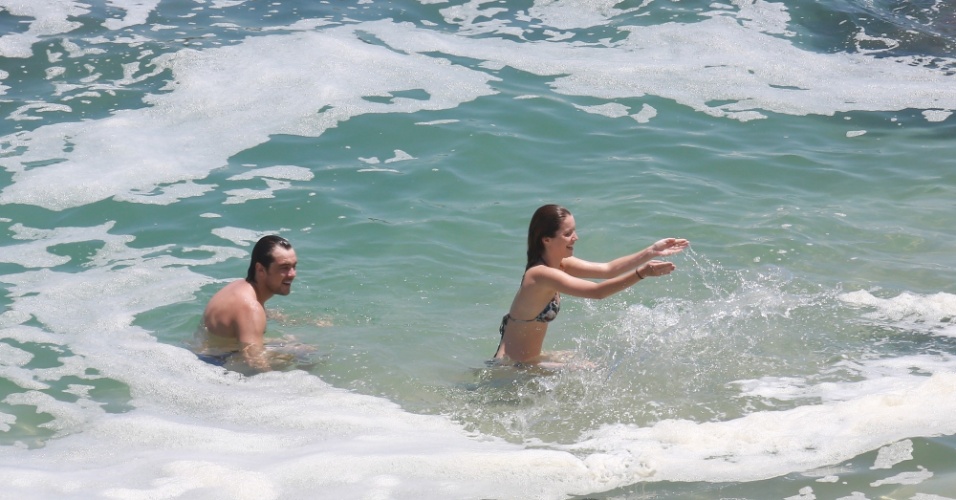 6.jan.2015 - Nathalia Dill e Sérgio Guizé, protagonistas da novela "Alto Astral", curtem dia na praia no maior clima de romance