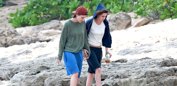 Kristen Stewart caminha de mãos dadas com a amiga e ex-assistente pessoal Alicia Cargile em viagem ao Havaí, no último dia de 2014