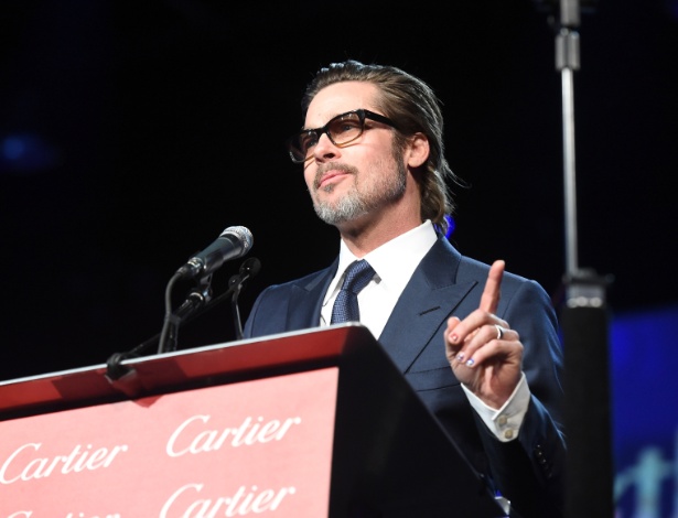 Brad Pitt sobe ao palco de premiação do Palm Springs International Film Festival e exibe unhas pintadas