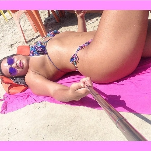 7.jan.2015 - De férias no nordeste, Geisy Arruda usa "pau de selfie" para exibir suas curvas