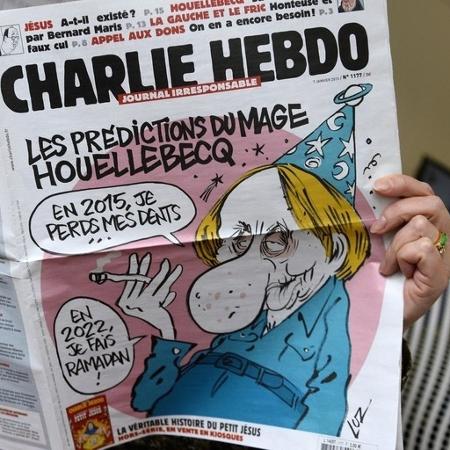 Capa da revista "Charlie Hebdo" com o autor Michel Houellebecq, autor do livro "Soumission" - Bertrand Guay/AFP
