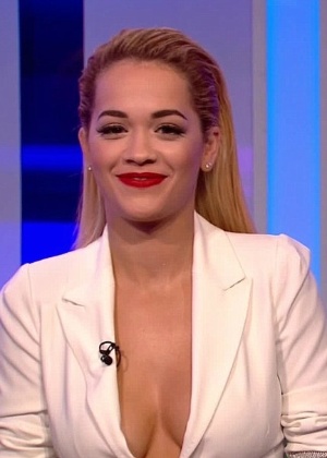 Rita Ora deixa telespectadores ofendidos com decote usado em programa de TV