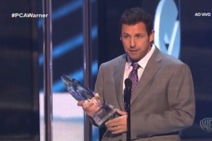 8.jan.2015 - Adam Sandler vence a categoria de Ator de Comédia Favorito no People's Choice Awards, na madrugada deste quinta-feira, no Nokia Theatre, em Los Angeles, nos Estados Unidos - Reprodução/Warner Channel