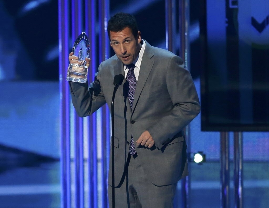 8.jan.2015 - Adam Sandler vence a categoria de Ator de Comédia Favorito no People's Choice Awards, na madrugada deste quinta-feira, no Nokia Theatre, em Los Angeles, nos Estados Unidos - Mario Anzuoni/Reuters