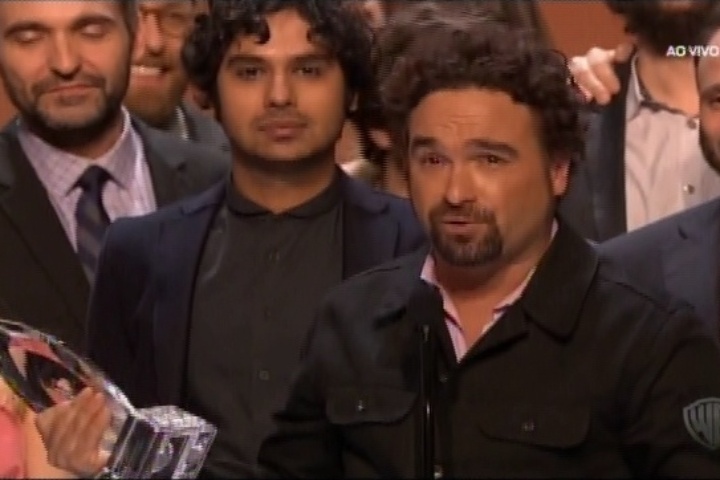 8.jan.2015 - Johnny Galecki, intérprete do personagem Leonard Hofstadter, faz seu discurso de agradecimento pela vitória de "Big Bang Theory" como Série de TV Favorita no People's Choice Awards 2015, na madrugada deste quinta-feira, no Nokia Theatre, em Los Angeles, nos Estados Unidos - Reprodução/Warner Channel