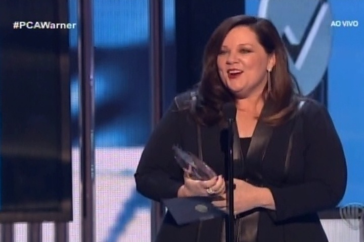 8.jan.2015 - Melissa McCarthy leva a melhor na categoria de Atriz de Comédia Favorito no People's Choice Awards, na madrugada deste quinta-feira, no Nokia Theatre, em Los Angeles, nos Estados Unidos - Reprodução/Warner Channel