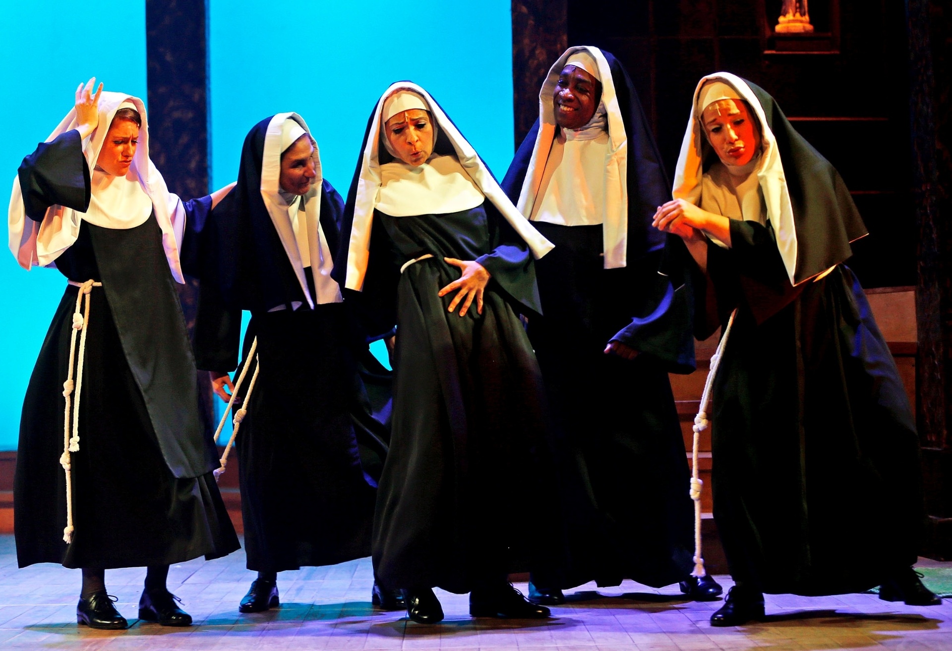 8.jan.2015 - A peça fala sobre cinco freiras que saem da Irmandade de Salue Marie para jogar bingo em outro convento - Reinaldo Canato/UOL