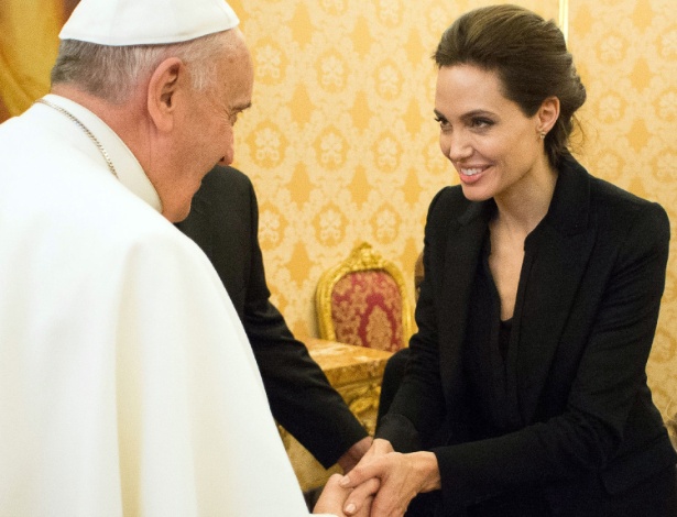 A atriz e cineasta Angelina Jolie encontra o papa Francisco durante visita ao Vaticano em que exibiu seu novo filme, "Invencível"; o papa, no entanto, não pôde comparecer - Osservatore Romano/AFP Photo