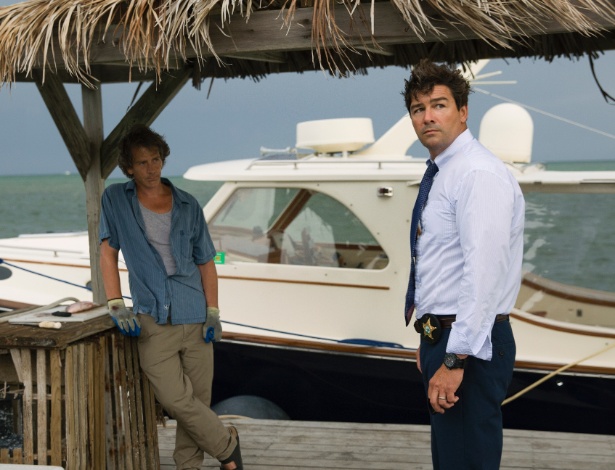 Danny Rayburn (Ben Mendelsohn) e John Rayburn (Kyle Chandler) na série "Bloodline"