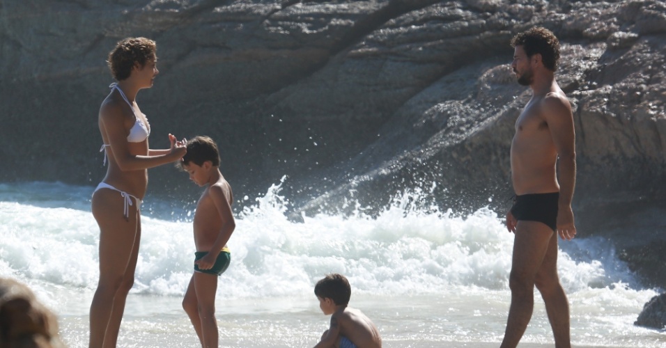 09.jan.2015 - Sophie Charlotte não desgrudou dos filhos do namorado Daniel de Oliveira, quando Raul e Moises brincavam perto do mar