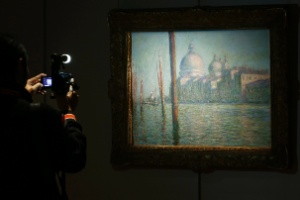 9.jan.2015 - Câmera filma a pintura "Le Grand Canal", de Claude Monet, em exibição na Sotheby"s de Hong Kong - Bobby Yip/Reuters