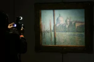 9.jan.2015 - Câmera filma a pintura "Le Grand Canal", de Claude Monet, em exibição na Sotheby"s de Hong Kong - Bobby Yip/Reuters