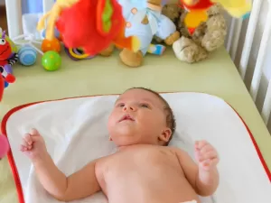 Tem medo de 'quebrar'? Os cuidados para tratar um recém-nascido sem neuras