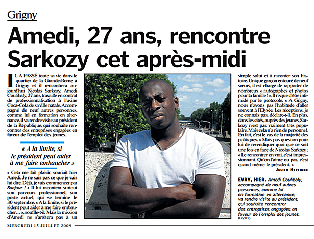 Coulibaly aparece no jornal "Le Parisien" no dia em que visitaria Sarzoky, em 2009 - Reprodução
