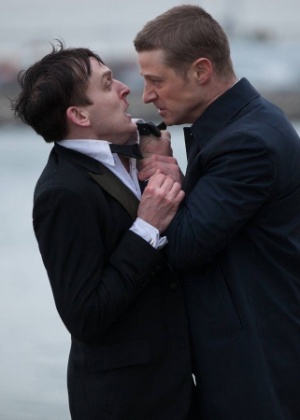 Jim Gordon (direita) é um dos personagens centrais em "Gotham" - Reprodução - Reprodução