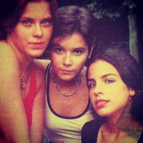 08.jan.2015 - Maria Ribeiro publica foto de quase 20 anos com Carolina Dieckmann e Deborah Secco
