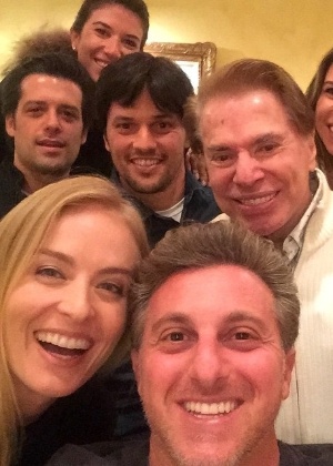 Luciano Huck e Angélica publicam selfie e tietam Silvio Santos