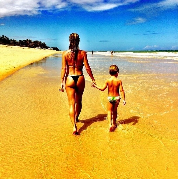 10.jan.2015 - Em Trancoso, na Bahia, ao lado do filho caçula, Guy, Danielle Winits mostra a ótima forma na foto que publicou em sua conta no Instagram neste sábado (10)