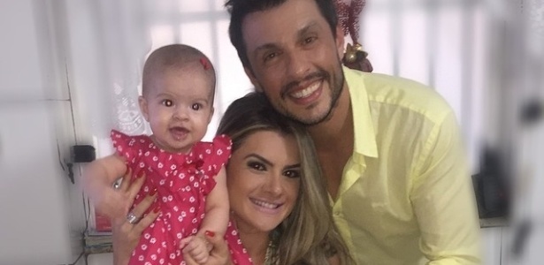Mirella Santos e Ceará posam com a filha Valentina, no aniversário de cinco meses da bebê