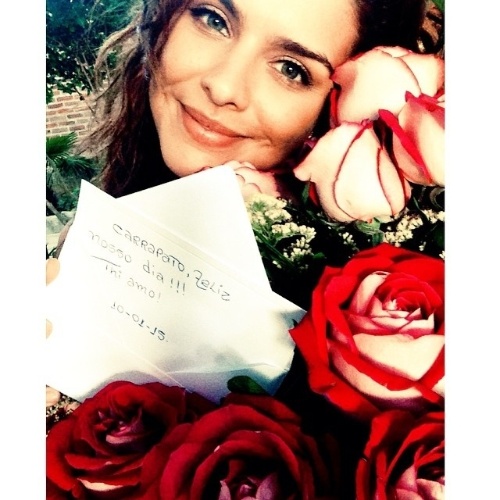 10.jan.2015 - Thiago Martins surpreendeu Paloma Bernardi com um buquê de flores e um bilhete carinhoso no dia em que o casal completa três anos de namoro