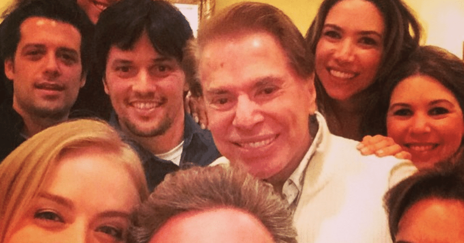9.jan.2015 - Luciano Huck e Angélica jantam com Silvio Santos e tietam o apresentador, na noite desta sexta-feira