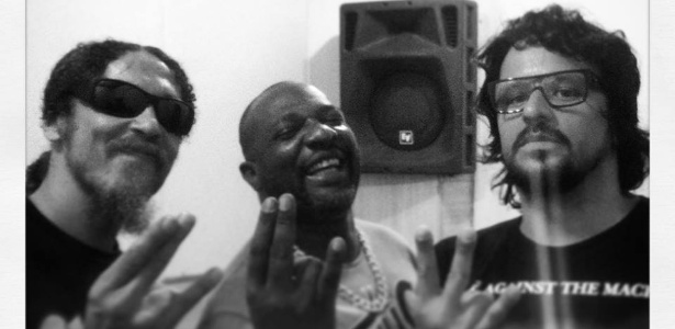 Mr. Catra posa com o guitarrista Reinaldo Gore Doom e o baterista Marcello Nunes no projeto "Mr. Catra e os Templários" - Reprodução/Facebook