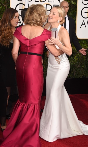 11.jan.2015 - O cumprimento com beijinho de Jessica Lange e Kate Hudson na noite de gala