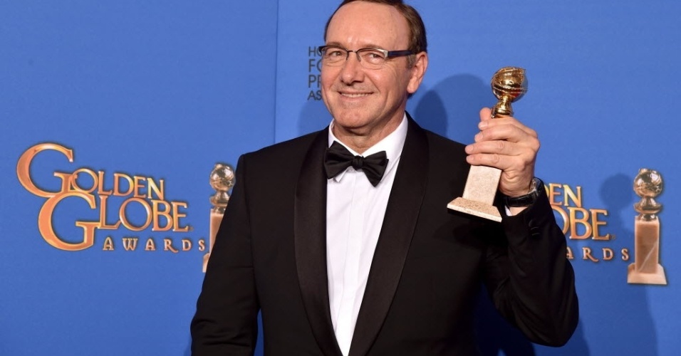 11.jan.2015 - Kevin Spacey, protagonista de "House of Cards", é o melhor ator em série dramática. Em seu discurso, o ator disse que mal pôde acreditar no prêmio, pois há havia sido indicado quase uma dezena de vezes, mas nunca tinha levado a estatueta para casa