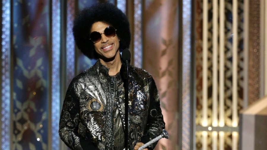 11.jan.2015 - Prince surpreende o público ao entrar no palco para apresentar o vencedor de melhor canção - Reuters