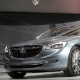 Ed Welburn, VP global de design da GM, mostra o Buick Avenir - Rebecca Cook/Reuters