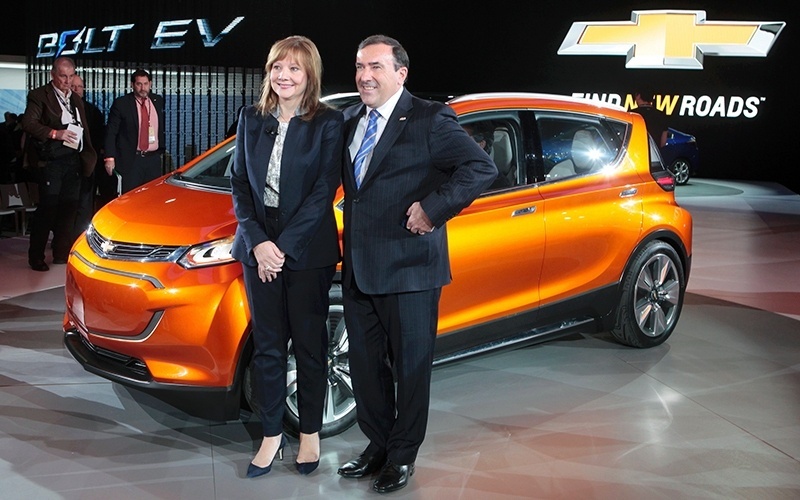 Mary Barra mostra o Bolt EV - Rebecca Cook/Reuters