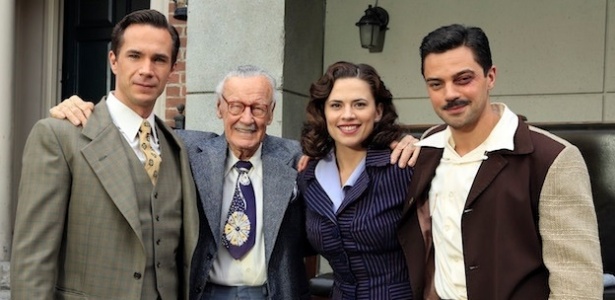 Stan Lee posa com os atores James D'Arcy, Hayley Atwell e Dominic Cooper