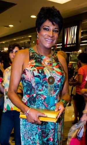 12.jan.2015 - A comediante Silvette Montylla marca presença na sessão para convidados do espetáculo musical "As Noviças Rebeldes",  de Dan Goggin, na noite desta segunda-feira, no Teatro Net SP, na zona sul de São Paulo