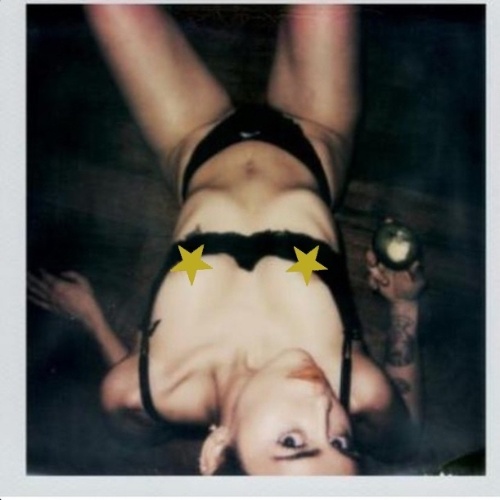 13.jan.2015 - Miley Cyrus posou sexy de lingerie e chegou até a fazer topless para a revista "V Magazine" deste mês. A cantora publicou uma das imagens feitas em polaroids por seu melhor amigo Cherry Thomas, responsável por todos os cliques